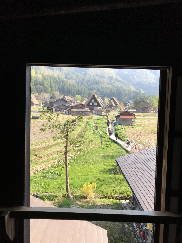 合掌造りの家の2階の窓からの風景